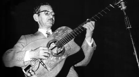 450px-1950,_Oscar_Alemán_toca_la_guitarra