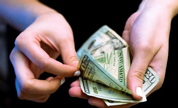 dolares menos